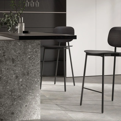 Sgabello Sirio con struttura in legno di Faggio e seduta in multistrato laccato di Arredo3
