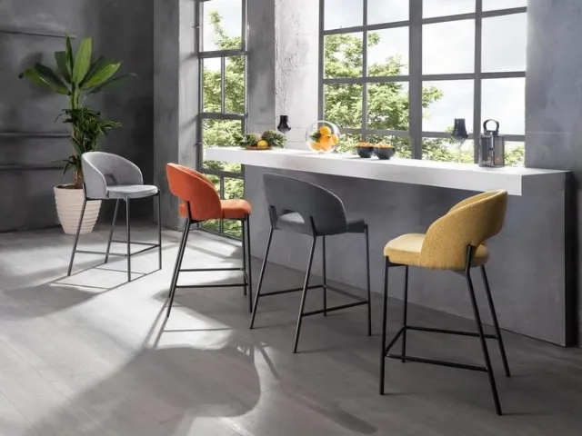 Sgabello in tessuto vari colori con gambe in metallo Greta di Stones