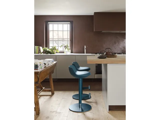 Sgabello regolabile in poliuretano con struttura in metallo verniciato Tulij di Calligaris