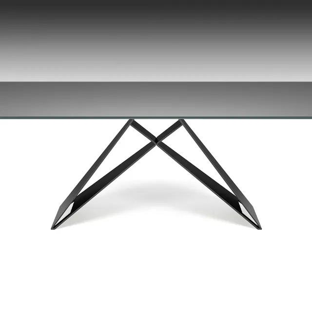 Tavolo con piano in cristallo verniciato graphite e gambe in acciaio Premier di Cattelan Italia