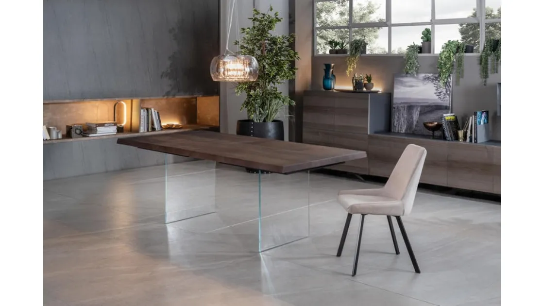 Tavolo allungabile con top in legno di rovere termocotto e gambe in vetro temprato extratrasparente Snooker di Stones