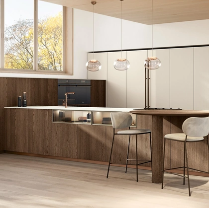 Cucina Moderna con penisola Bera 10 in rovere e laccato di Lube