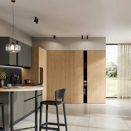 Cucina Moderna con penisola Domino Composizione 06 in melaminico metallico polvere cenere e rovere caramello di Prima Cucine