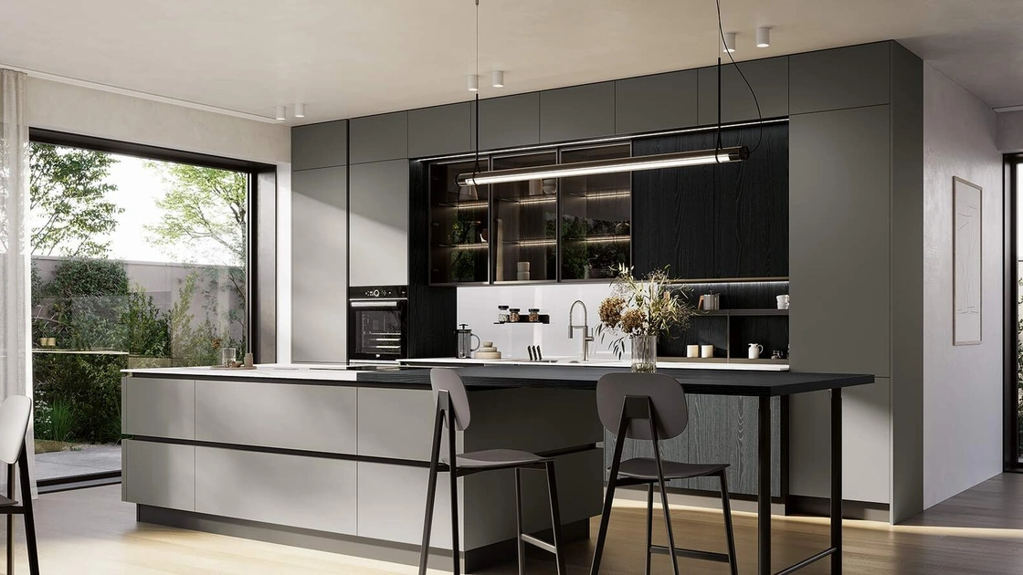 Cucina Moderna con isola Domino Composizione 07 in laccato grigio ferro e melaminico rovere nero di Prima Cucine