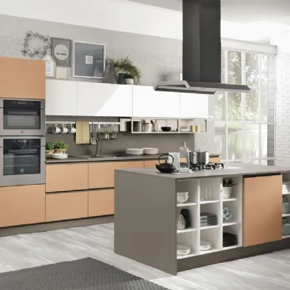 Cucina Moderna con isola Kyra 01 in laccato opaco Cannella e Bianco di Creo