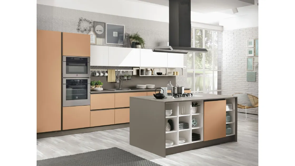 Cucina Moderna con isola Kyra in laccato opaco Cannella e Bianco di Creo