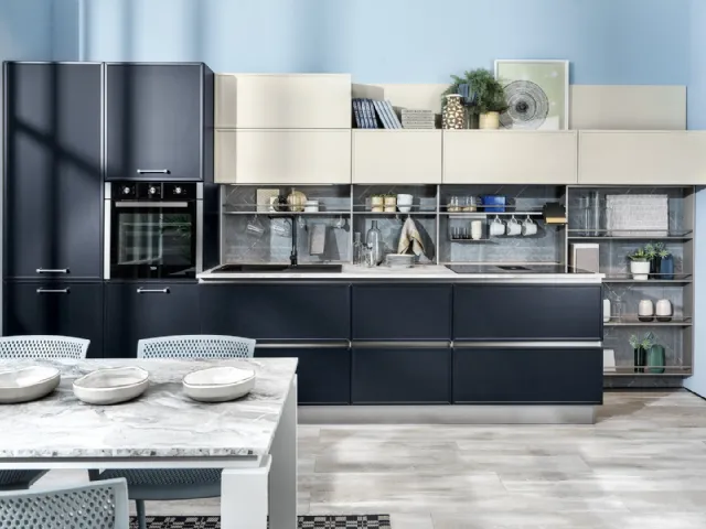 Cucina Moderna lineare Rewind finitura laccato opaco Blue Cristal di Creo