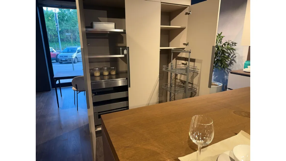 Scopri una nuova idea di cucina dove design e funzionalità si incontrano: la Immagina Neck Matheria di Lube