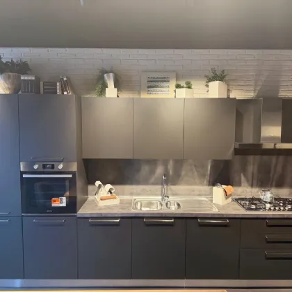 Tablet firmata Creo Kitchens: una soluzione lineare dal design moderno, in pronta consegna