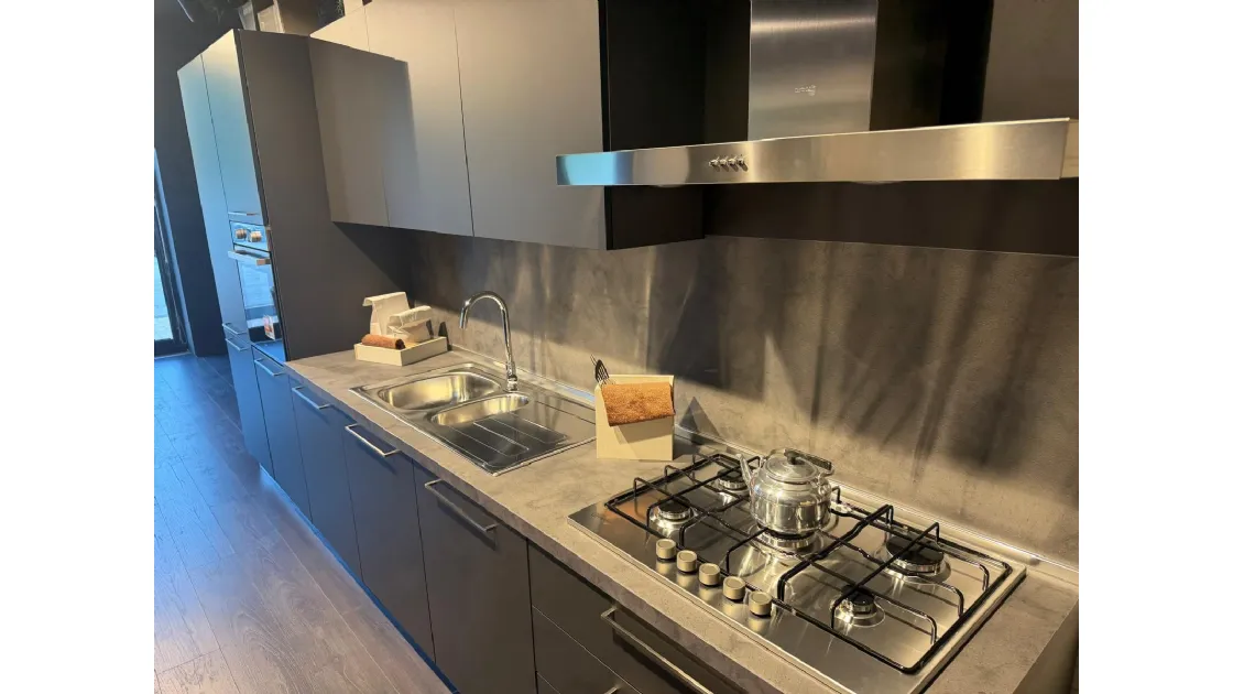 Tablet firmata Creo Kitchens: una soluzione lineare dal design moderno, in pronta consegna