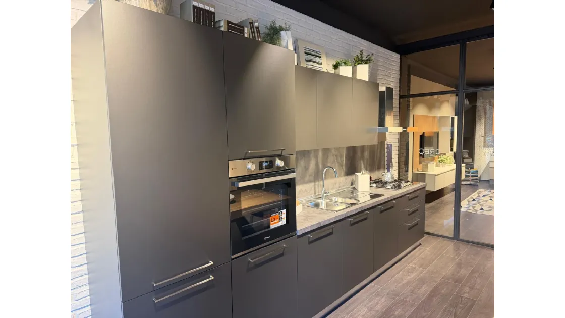 Tablet firmata Creo Kitchens: una soluzione lineare dal design moderno, in pronta consegna