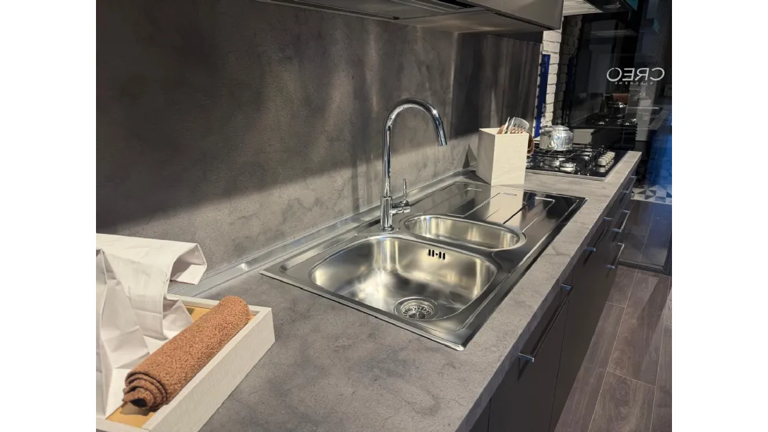 Tablet firmata Creo Kitchens: una soluzione lineare dal design moderno, in pronta consegna