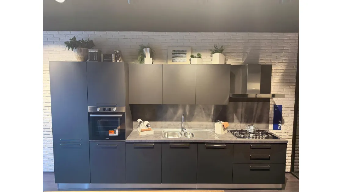 Tablet firmata Creo Kitchens: una soluzione lineare dal design moderno, in pronta consegna