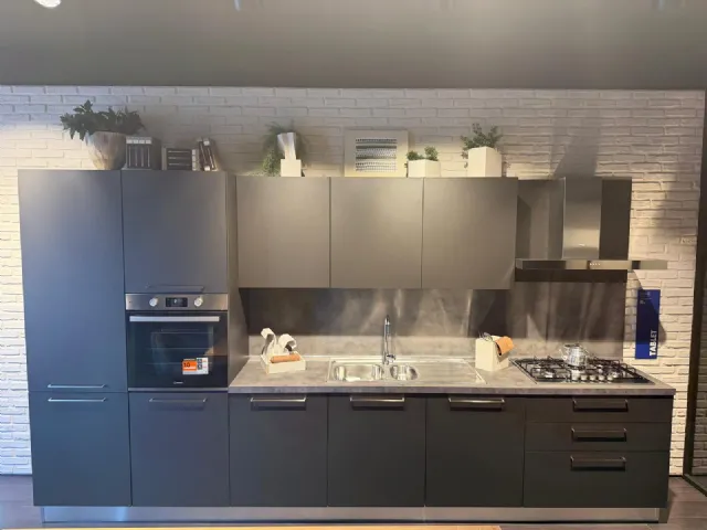 Tablet firmata Creo Kitchens: una soluzione lineare dal design moderno, in pronta consegna