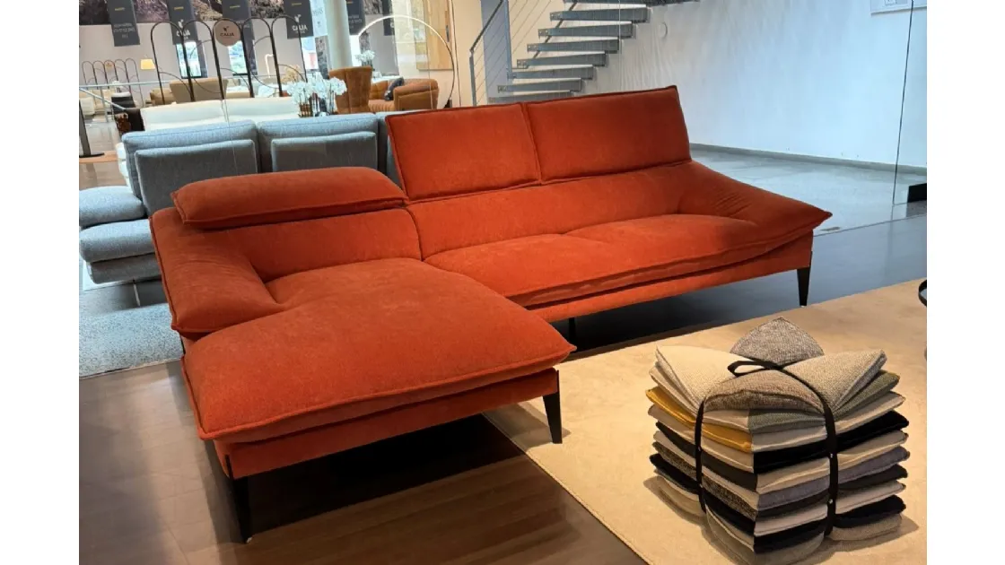 Vivi il Comfort: Divano Flan 3 Posti con Chaise-Longue Arancio