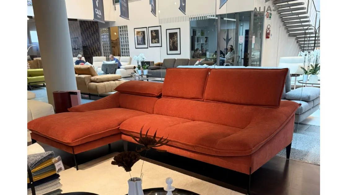 Vivi il Comfort: Divano Flan 3 Posti con Chaise-Longue Arancio