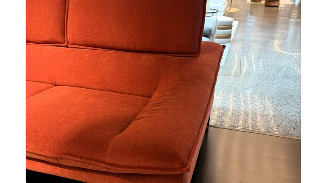 Vivi il Comfort: Divano Flan 3 Posti con Chaise-Longue Arancio