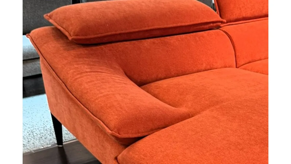 Vivi il Comfort: Divano Flan 3 Posti con Chaise-Longue Arancio