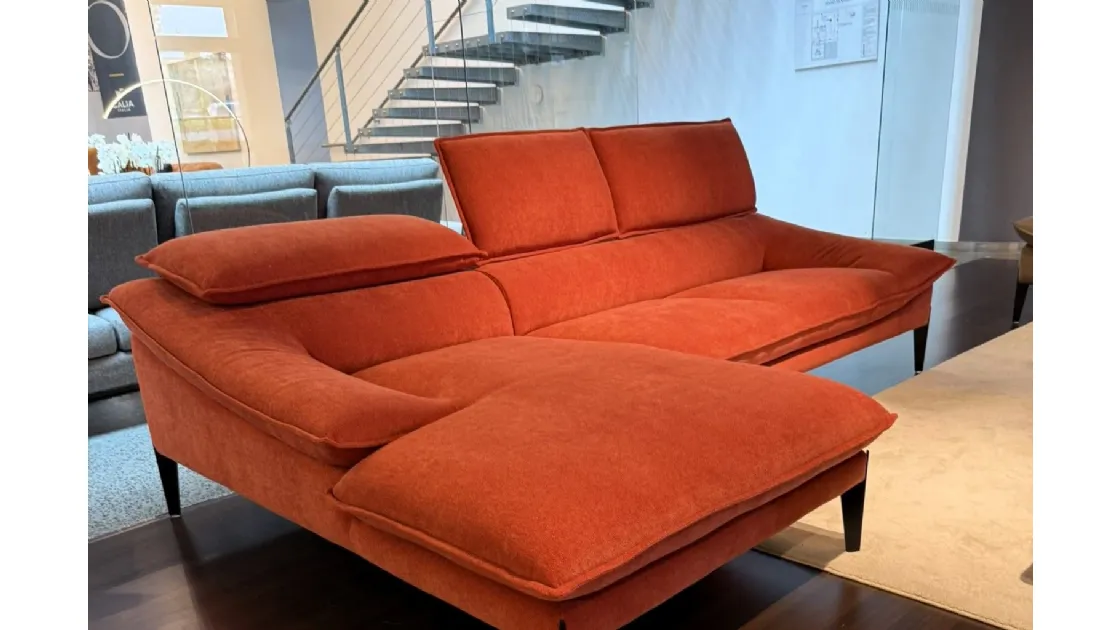 Vivi il Comfort: Divano Flan 3 Posti con Chaise-Longue Arancio