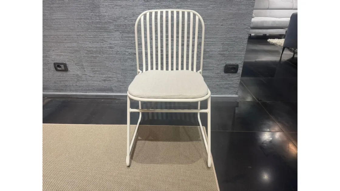 Riviera: Eleganza Minimalista in Acciaio