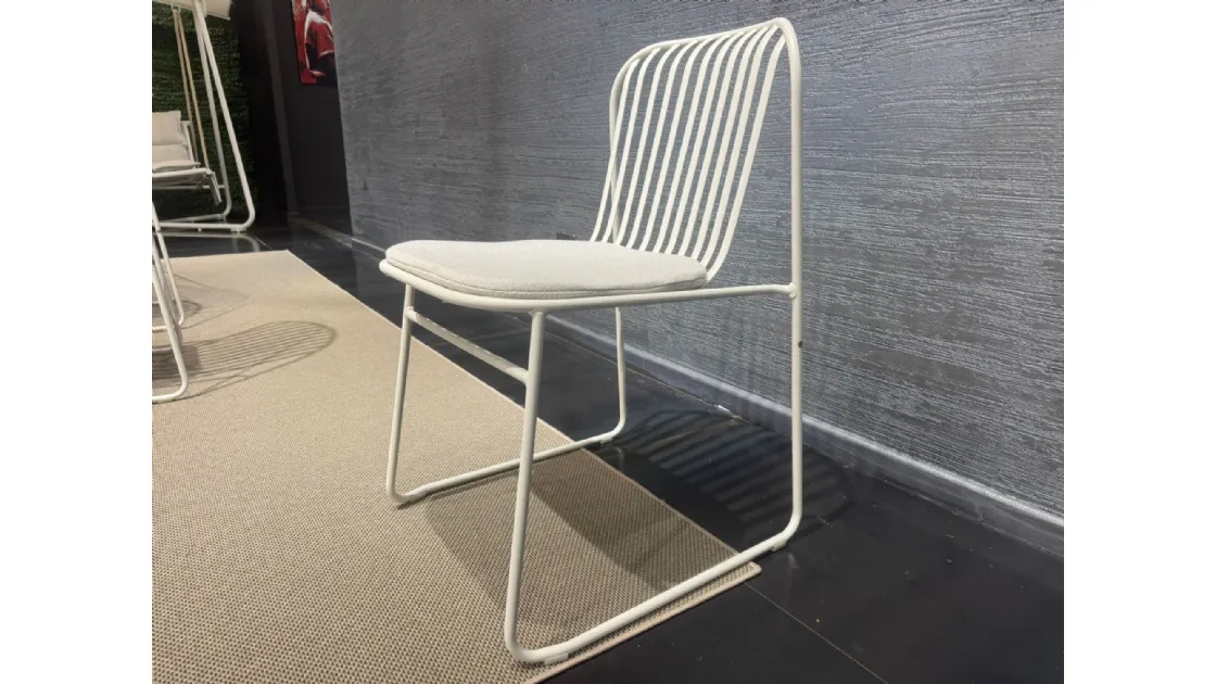 Riviera: Eleganza Minimalista in Acciaio