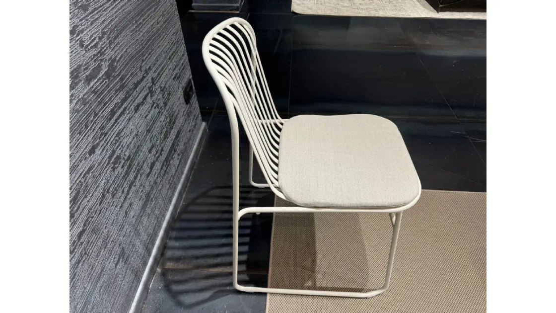 Riviera: Eleganza Minimalista in Acciaio