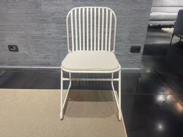 Riviera: Eleganza Minimalista in Acciaio
