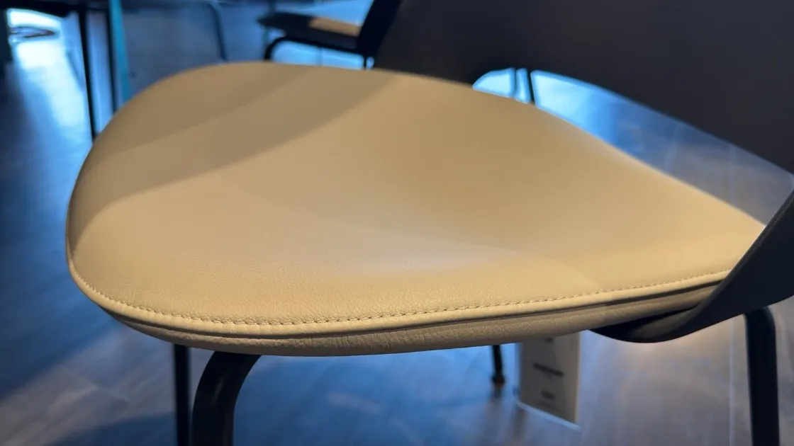 L’Incontro Perfetto tra Minimalismo Retrò e Comfort Moderno