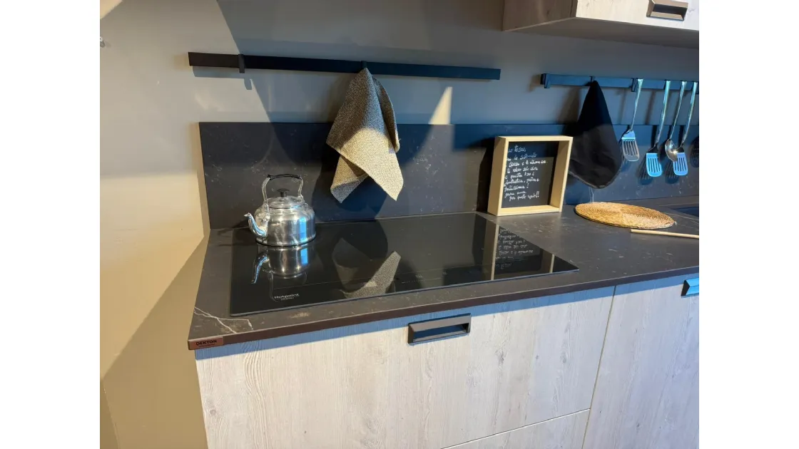 Cucina Kyra Outlet con Elettrodomestici Whirlpool e Top Dekton Kelya - Offerta Imperdibile!