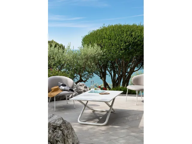 Tavolo regolabile in altezza Easy con top in lamiera di metallo e struttura in tubo metallico di Connubia Outdoor