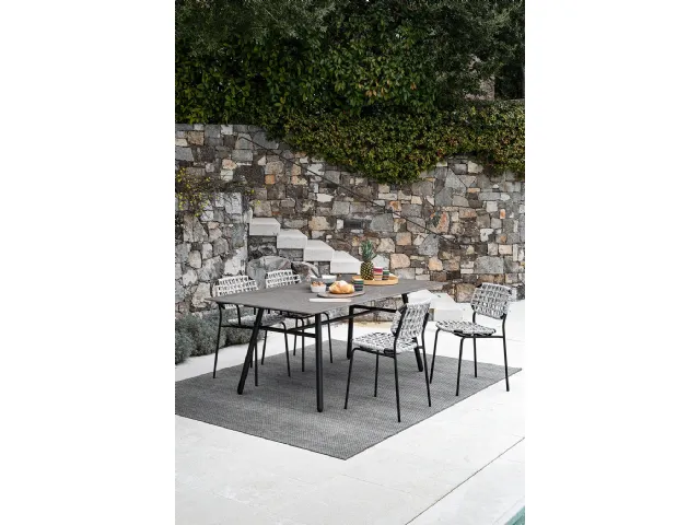 Tavolo Yo con piano in ceramica effetto pietra e base in metallo di Connubia Outdoor