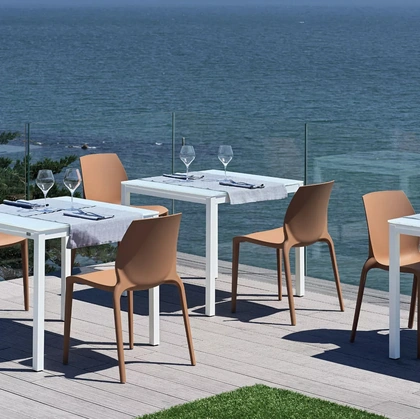 Tavolo Diesis Outdoor con top in vetro di Bontempi