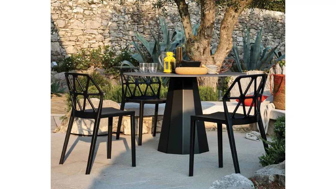 Tavolo Dix con top in ceramica effetto pietra con base in lamiera sfaccettata di Connubia Outdoor