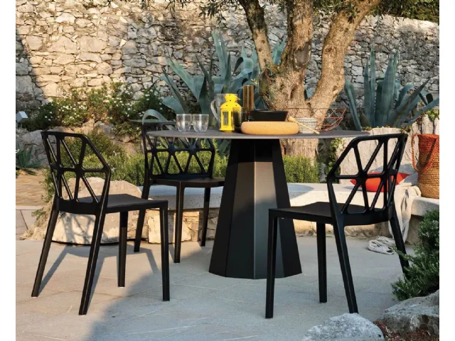 Tavolo Dix con top in ceramica effetto pietra con base in lamiera sfaccettata di Connubia Outdoor