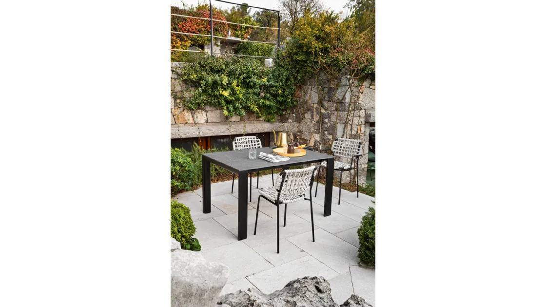 Tavolo rettangolare Dorian con top in ceramica effetto pietra con gambe in metallo di Connubia Outdoor