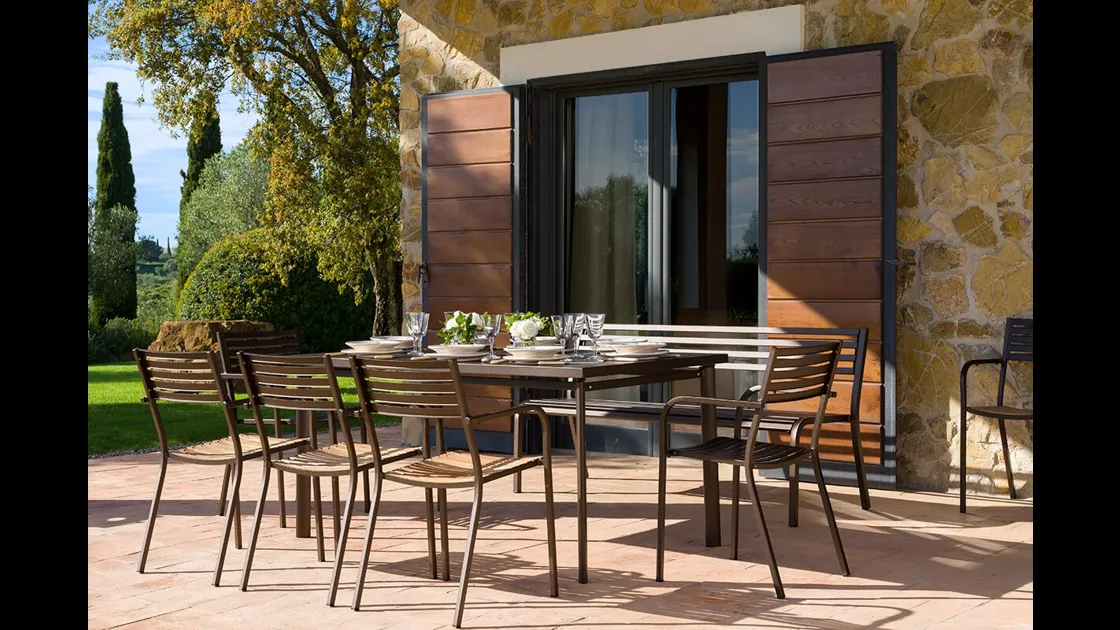 Sedia interamente in acciaio laccato brunito o con sedile in Teak Segno di Emu