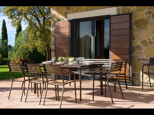 Sedia interamente in acciaio laccato brunito o con sedile in Teak Segno di Emu