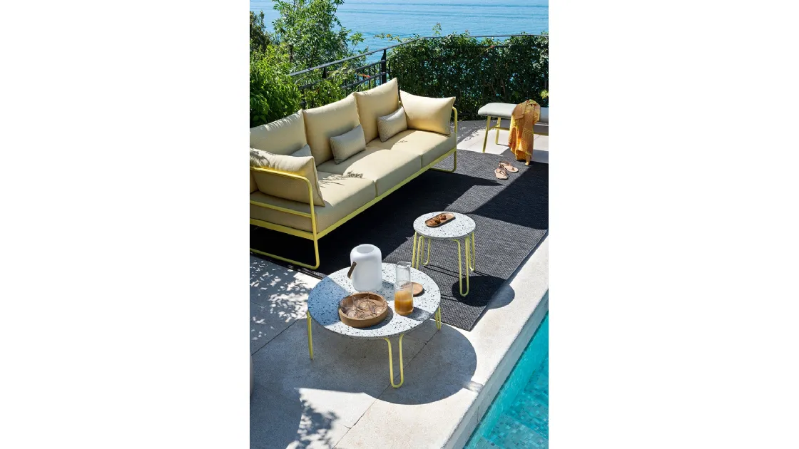 Tavolino in due dimensioni Stulle con piano tondo in eco-stone effetto pietra con base in tondino di metallo di Connubia Outdoor